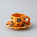 Kreatives Keramik-Tassenset (Tasse und Untertasse) im Halloween-Design – individuelle Kaffeetasse mit unregelmäßiger Form sowie Kürbis- und Fledermausmotiven
