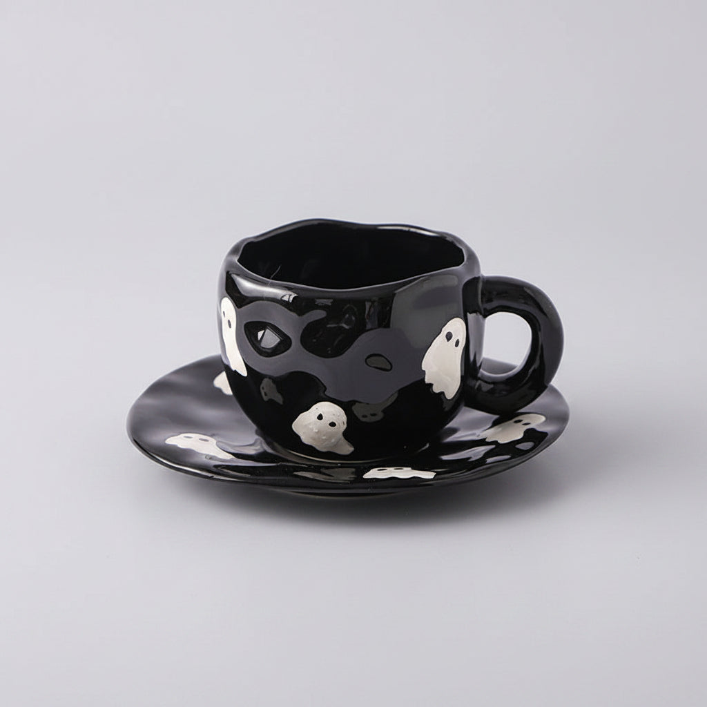 Kreatives Keramik-Tassenset (Tasse und Untertasse) im Halloween-Design – individuelle Kaffeetasse mit unregelmäßiger Form sowie Kürbis- und Fledermausmotiven