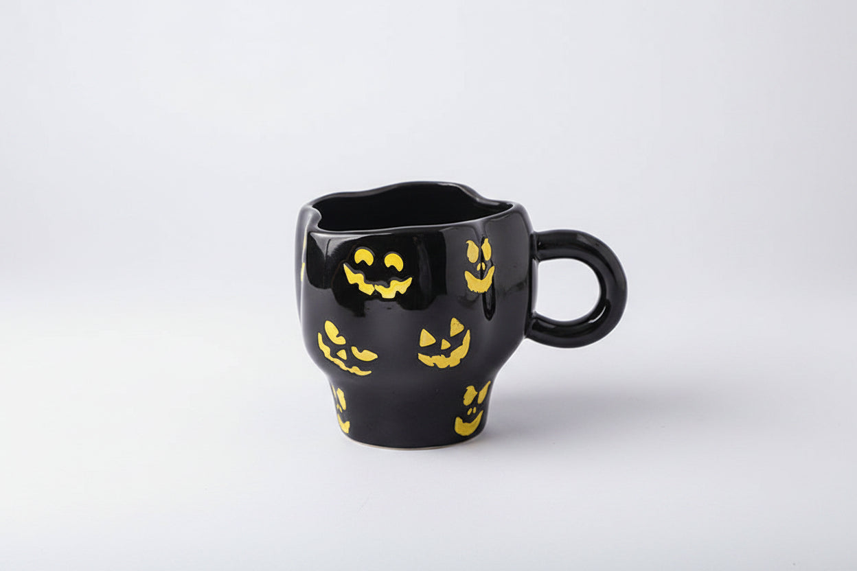 Kreatives Keramik-Tassenset (Tasse und Untertasse) im Halloween-Design – individuelle Kaffeetasse mit unregelmäßiger Form sowie Kürbis- und Fledermausmotiven