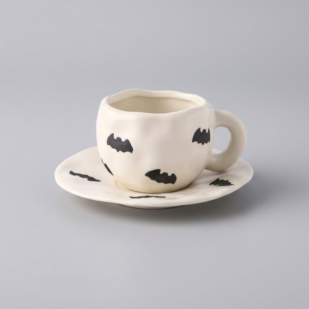 Kreatives Keramik-Tassenset (Tasse und Untertasse) im Halloween-Design – individuelle Kaffeetasse mit unregelmäßiger Form sowie Kürbis- und Fledermausmotiven