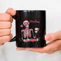 Coffee is my Valentine“ – schwarze Tasse mit Totenkopf- und Kaffeetassen-Motiv für den Valentinstag.