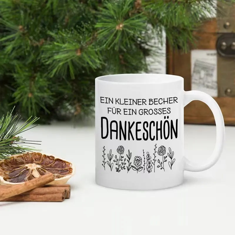 Eine hochwertige 11-Unzen-Keramik-Kaffeetasse mit stilvollem weißem Design, floralen Mustern und einem deutschen Dankesausdruck. Nur handwaschbar, geeignet für wiederholten Gebrauch und ein tolles Geschenk.
