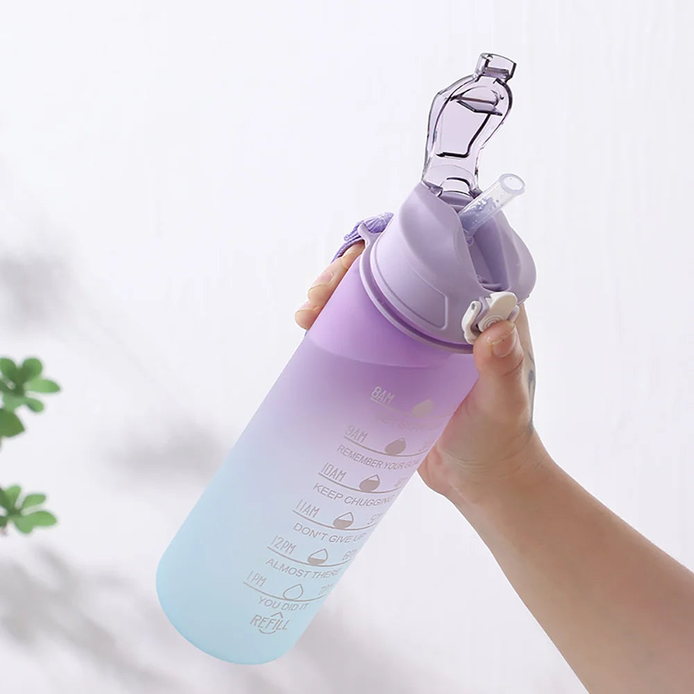 900 ml Wasserflasche mit Farbverlauf – tragbar, für Outdoor-Sport geeignet, aus Kunststoff, mit Ein-Klick-Verschluss und Trinkhalm